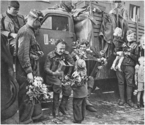 Чешские дети дарят цветы советским военным из состава освободителей Чехословакии.