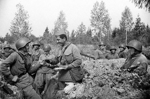 Советские бойцы на передовой получают почту.