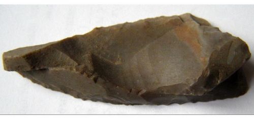 Скребок. Подлинник. Прикамье. IV тыс. до н.э. - VIII в. н.э.  Кремень, скол, крутая скребковая односторонняя ретушь. 