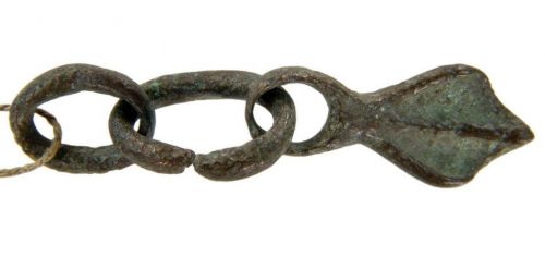 Привеска-лапка с фрагментом цепочки. IX-XI вв. н.э. Бронза